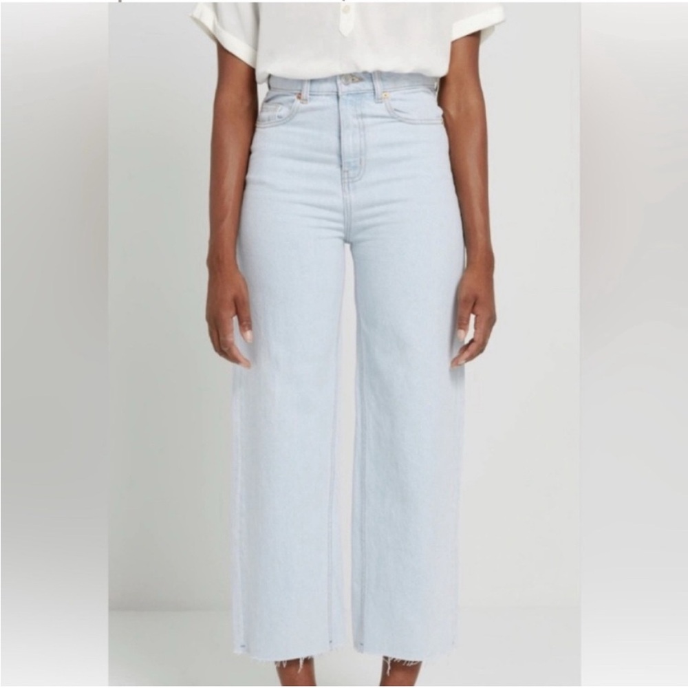 Frank & Oak Nina Ankle Wide Leg
High Rise Raw Hem Jeans in Washed Blue Size 26
